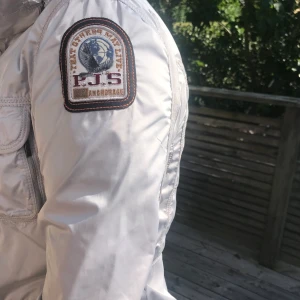 Parajumper jacka  - Säljer dennna snygga jacka från parajumpers! Är i storlek L men känns mer som en M. Fint skick! Ord pris 3495kr! Säljes för 950!!