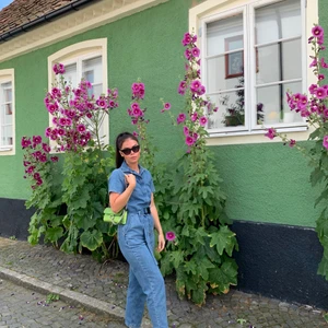 Jeansjumpsuit från NA-KD - Jumpsuit från NA-KD. Storlek 38. Nyskick! Frakt tillkommer. Kan både skickad och hämtas. Kan använda safepay vid förfrågan. 😊