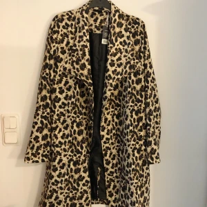 Trenchcoat i leopard mönster 🐆  - Trenchcoat i leopard mönster säljes som aldrig använts. 50kr plus 63kr frakt 📦 