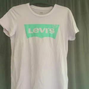 Ny Levis tröja - Ny Levis tröja med unika färger på, aldrig använd. Gillade inte hur färgerna var på mig. Storlek M, lila tröja med turkost tryck😊