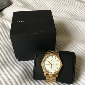  - Marc by Marc Jacobs klocka. Guldig med glitterstenar. Allt tillbehör ingår. Nypris 2000kr