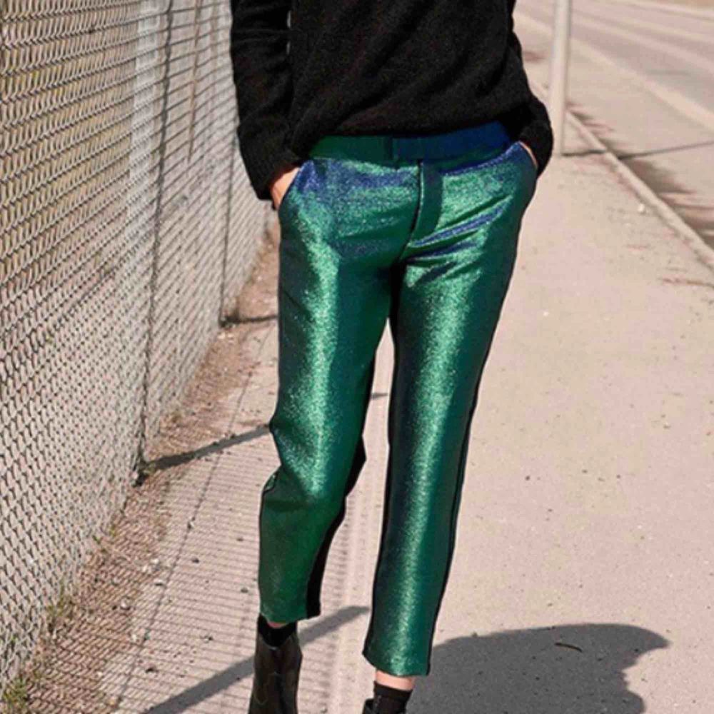 Gerlinde pants från custommade. Glitterbyxa utan stretch. Använda en-två ggr så perfekt skick!. Jeans & Byxor.