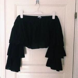  - Jätte söt topp ifrån NAKD, använd ca en gång. Vida ärmar och väldigt boxig i modellen