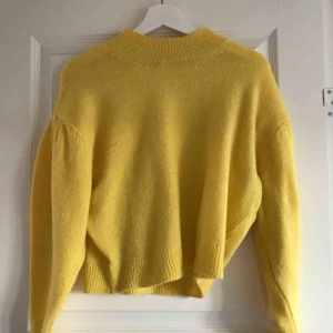  - Finstickad snygg gul tröja, använd fåtal gånger!! Pris för prakt är ca 40kr. 