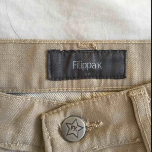  - Snygga kostymbyxor/jeans från Filippa K. Köpta på second hand. Tajta i midjan o raka efter knäna. Skriv om du har frågor! Möts i centrala Sthlm.