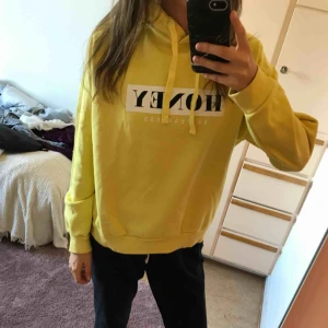  - gina tricot  gul tröja mjuk och varm 