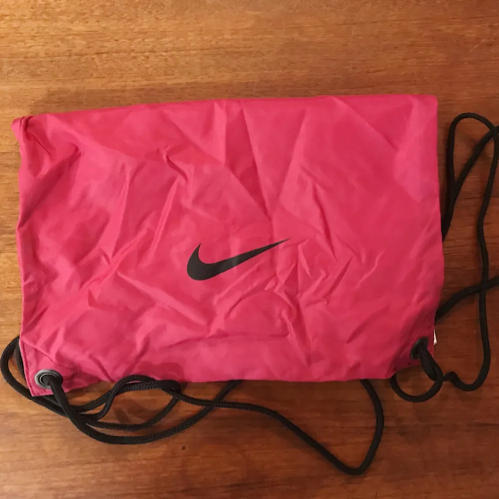 Rosa gympapåse från Nike. Köpt second hand. Fint skick! +frakt!. Väskor.