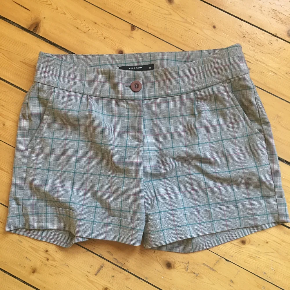 Knappt använda söta gråa shorts med vita, gröna och rosa färger. ☀️. Shorts.