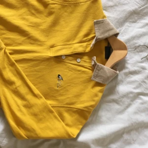  - Cool Peak Performance-tröja i gott skick med krage i beige manchester.  Fri frakt!