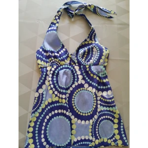  - Fin topp med knytband runt halsen. Från Lindex.  Frakt: 18 kr 