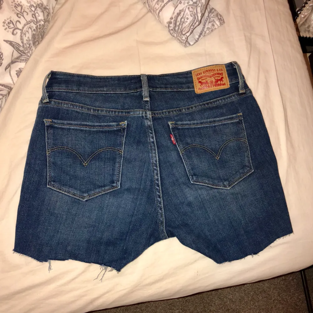 Supersnygga shorts av avklippta Levis 712. Tyvärr för små för mig, därför säljs dom. 150kr via swish. . Shorts.