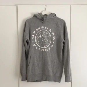  - Gymshark hoodie! Storlek M, sitter fint oversized på mig som är XS. 💛 Använd men i fint skick!