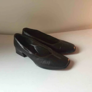  - superfina, mjuka och sköna pumps köpta secondhand! aldrig använda av mig då de tyvärr är för stora:( nästintill nyskick! mörkbrun färg. står storlek 5.5 (38,5) men tycker de är stora i storlek så skulle säga att de passar 39-39,5 bättre!