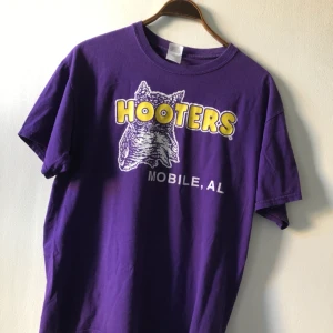  - Snyggt urtvättad T-shirt från Hooters. Kan hämtas i Uppsala eller skickas mot fraktkostnad 