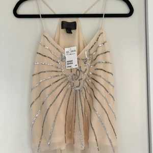  - Puderrosa linne med paljetter. Helt nytt med prislapp kvar. Frakt 35kr 