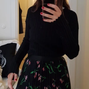  - Avklippt Filippa K klänning till en topp. Den är klippt rätt långt ner så vill man ha den som ännu en kortare tröja kan man klippa lite till. Längre armar, supersnygg till ett par jeans eller kjol!