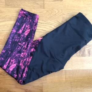  - Jättefina träningstights i helt fel storlek för mig, helt oanvänd gåva från en vän. 