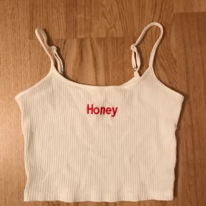  - Vitt linne med justerbara axelband. 80kr + frakt. 