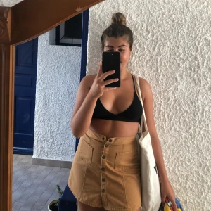  - Fin kjol från urban outfitters som jag köpte innan sommaren, alltså endast kommit till användning under denna sommaren 💕😍