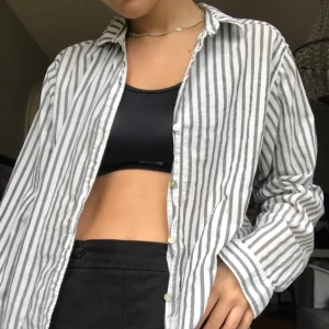  - Randig skjorta från hm. Bra skick!  Möts upp i Stockholm annars tillkommer frankt! 