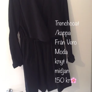  - Svart trenchcoat kappa . Fint skick från vero Moda  Stl S