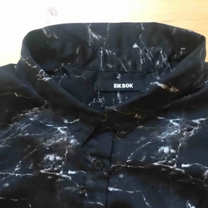  - Glansig marmor träja