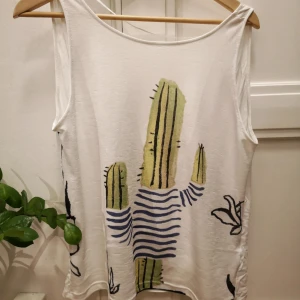  - Köpt från Pull & Bear några år sedan, aldrig använt för passar inte.  Öppen rygg som slutar strax ovanför BH-bandet. Tunt och lätt material   Är Strlk M men passar även S och L 