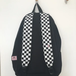  - Vans ryggsäck, köpte den nu i somras i USA på en vans butik men har hittat en annan så säljer denna istället. Alltså fint skick. 300 kr vid frakt, anars 250. 