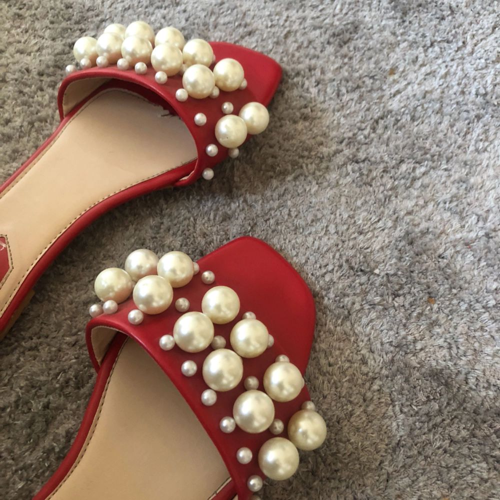 Superfina röda slippers med pärlor. Tydligt inspirerade av Miu Miu. Passar en storlek 38-39. . Skor.