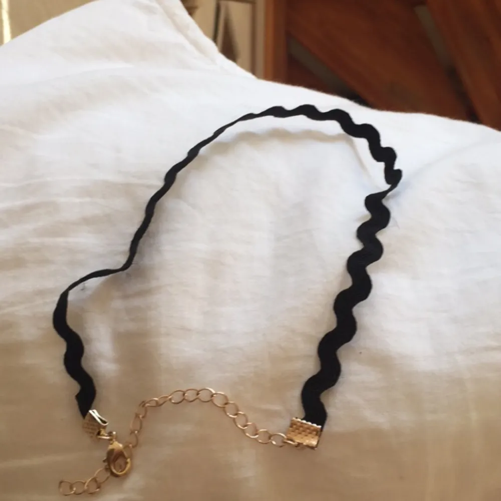 Säljer choker då jag råkade köpa två lika dana 20kr aldrig använd bara testad för bilden . Accessoarer.