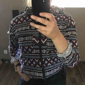  - Mönstrad, tunnare huvtröja från HM's kollektion divided. Jätteskön nu under höst jackan. Frakt tillkommer