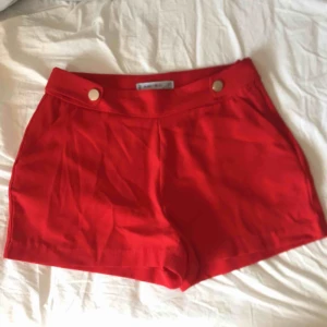  - Röda shorts från New Yorker (Amisu) dragkedja i sidan och knappar för dekoration. 