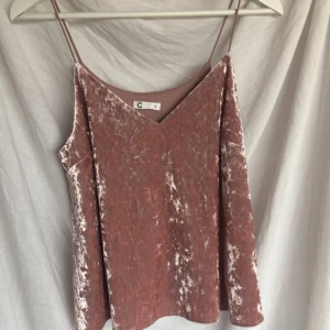  - Helt ny tröja aldrig använd bara provad super fin men inte min stil 