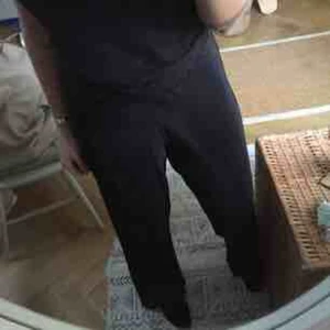  - Snygga plisserade byxor från Nelly, sköna med resår i midjan. Frakt tillkommer.