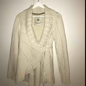  - Kofta från Bondelid i strl S. Använd ett fåtal gånger. Fint skick. Kan skickas men köparen står för frakten. 