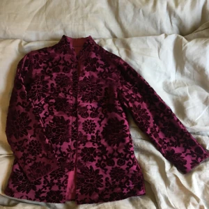  - Originell jacka med fina knäppdetaljer. Färgen är mer som första bilden i verkligheten, alltså mörkare än sista bilden. 65 cm lång (täcker halva rumpan på mig som är 175 cm lång). Möts upp i Uppsala. Köparen står för frakt. 