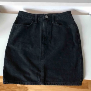  - Svart jeanskjol köpt från BDG på urban outfitters för 500 kr. Använd ca 3 gånger. Står storlek S men skulle säga att den snarare är i XS. Kan mötas upp i Stockholm eller så betalar köparen frakt! 