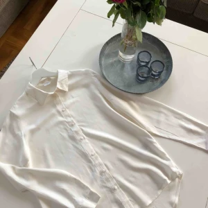  - Helt ny skjorta i viskos, endast provad. Säljer pga fel storlek! Frakt tillkommer