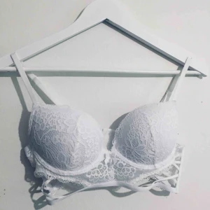  - Jag säljer nu min bh som jag aldrig har andvänt. Provade på den på affären fort och den passade inte lika bra som jag trodde. Den är ursnygg och önskar den passade mig. Kan andvändas som en topp 