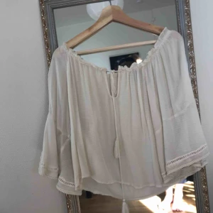  - Lite genomskinlig offshoulder-tröja med söta detaljer