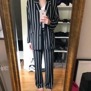  - Kavajen finns kvar till försäljning, byxorna är tyvärr sålda!  Kavajen säljs för 200 kr. Storlek S! Frakt 80 kr!  Känn tänka mig annat pris vid snabb överenskommelse! 