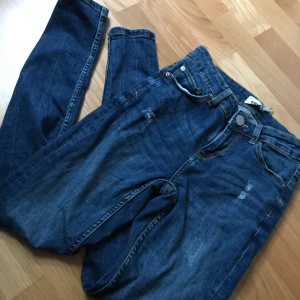  - Jeans från lager157 med slitningar, dragkedja längst ner på jeansen ,endast testade säljer pga för små, 60kr +frakt