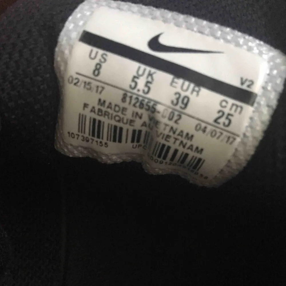 Nike skor hel svarta strl 39 som nya. Skor.