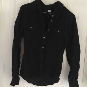  - Snygg Manchester skjorta! Den har bruna fakeläder muddar på armbågarna och är i nyskick! Storlek XS, men skulle säga att den även passar storlek S. 