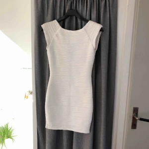  - Jättefin vit klänning med räfflat tyg, aldrig använd. Perfekt examensklänning