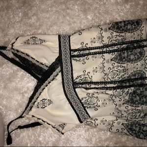  - Mönstrat linne i fin material. Bra skick!! Väldigt bra. 