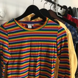  - Långärmad tröja från Monki i storlek S, i fint skick. Eventuell frakt står köparen för! 