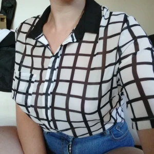  - Oanvänd skjorta. Tror den är runt small storleken, kan funka som en medium också.  Möts helst i Stockholm stad, men kan tänkas posta om du betalar för frakt. 