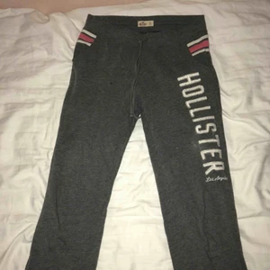 - Gråa Hollister mjukisbyxor, använda ett fåtal gånger. Storlek S
