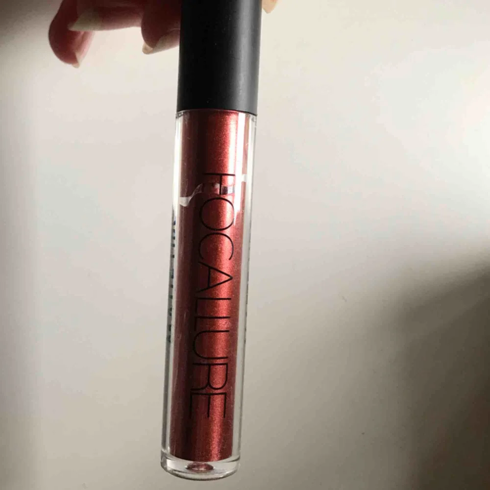 Säljer detta liquid lipsticket i metallic röd aktig färg från FOCALLURE   BARA TESTAD . Accessoarer.